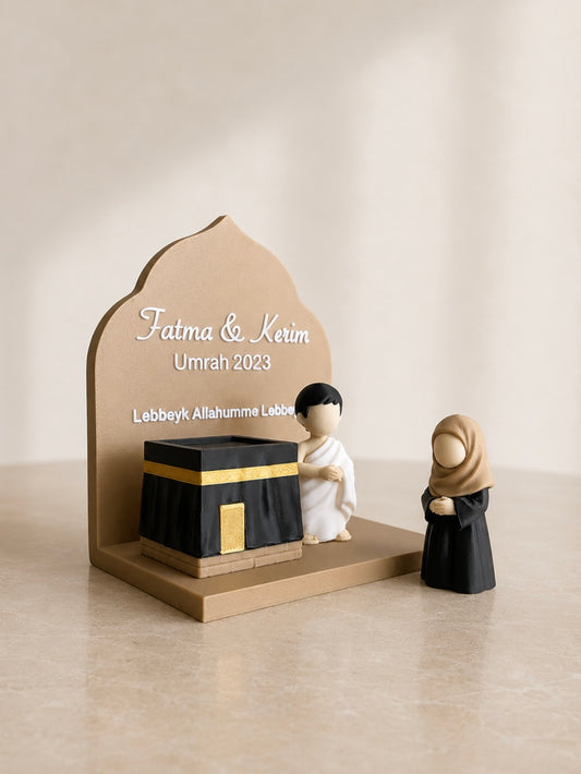 Cadeau Hajj & Omra Personnalisé – Couple en Ihram avec Kaaba | Souvenir Unique et Personnalisable